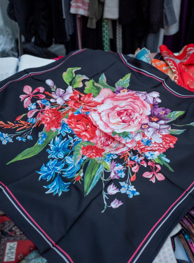 Büyük Gül Desen Siyah Twill İpek Eşarp