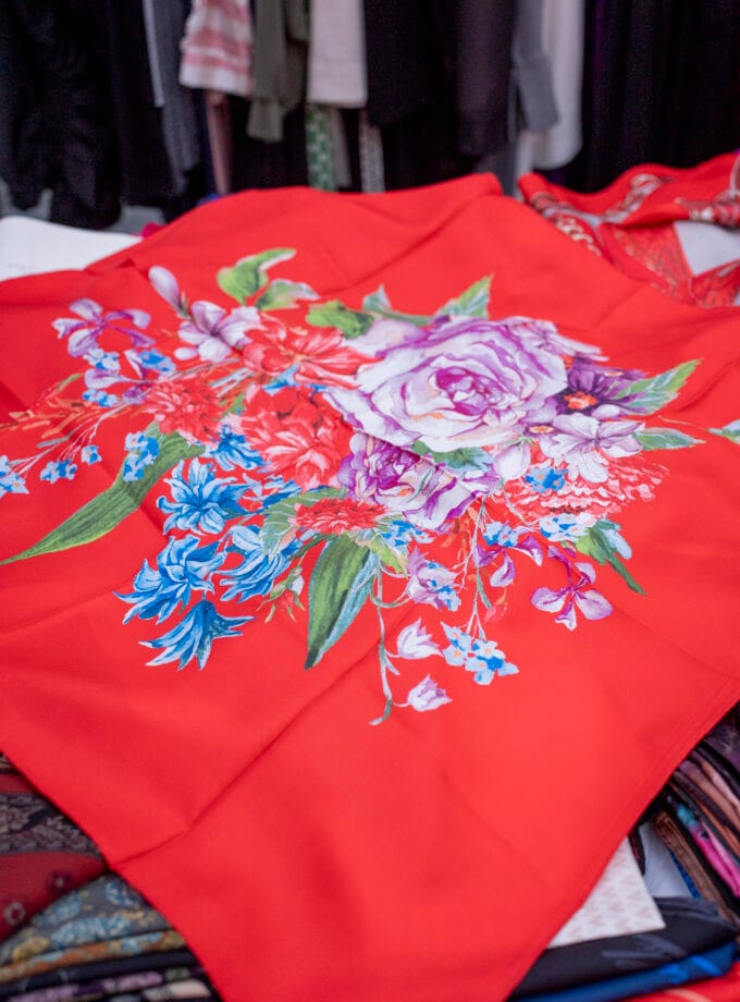 Büyük Gül Desen Nar Çiçeği Twill İpek Eşarp