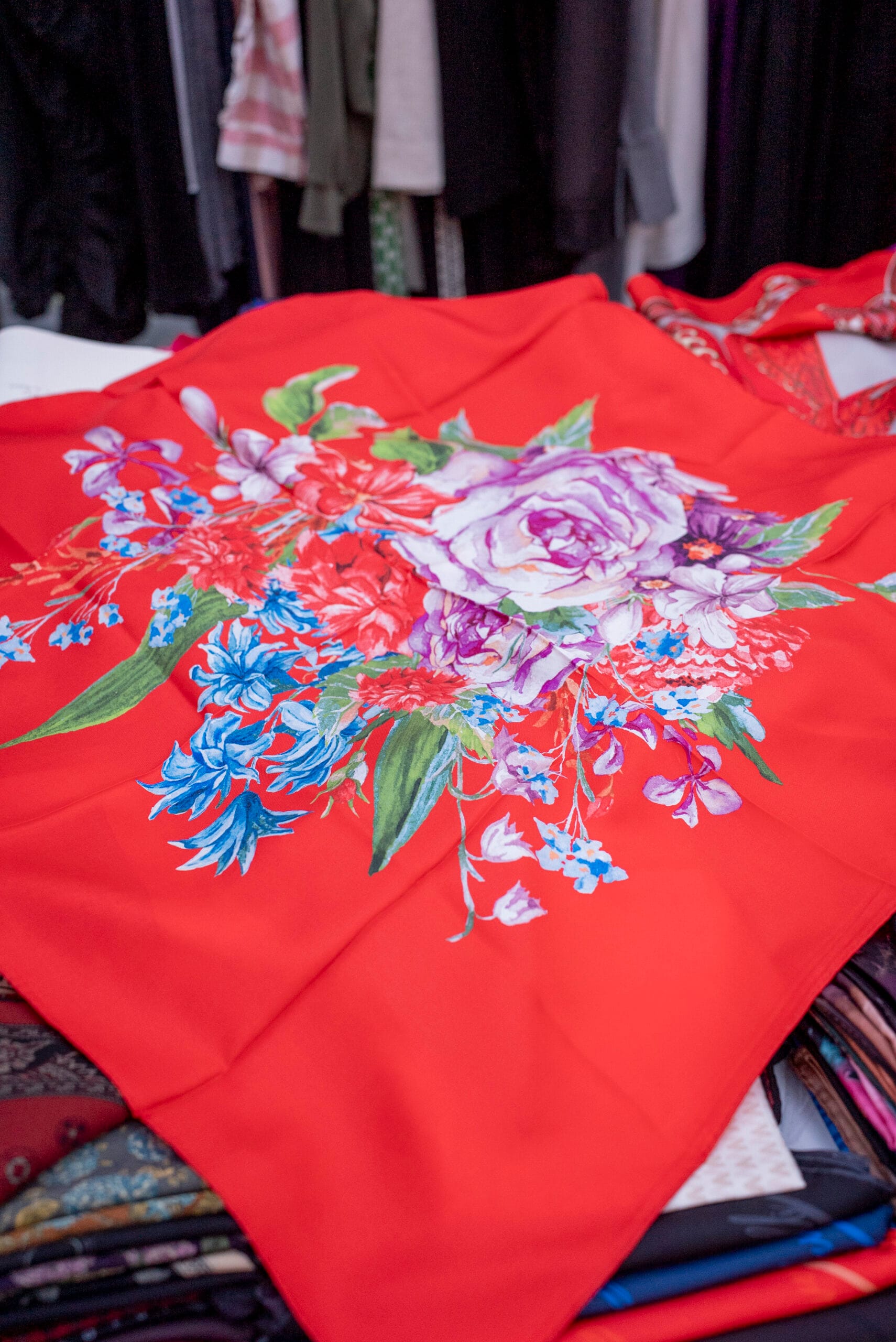 Büyük Gül Desen Nar Çiçeği Twill İpek Eşarp