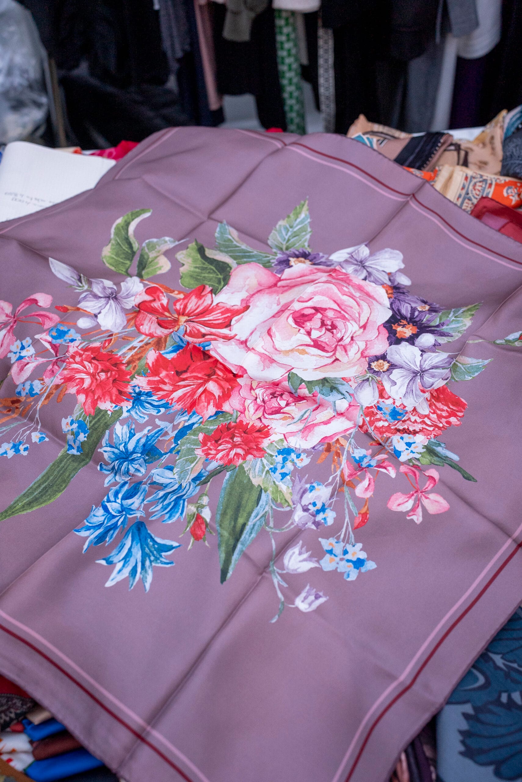 Büyük Gül Desen Pudra Pembe Twill İpek Eşarp